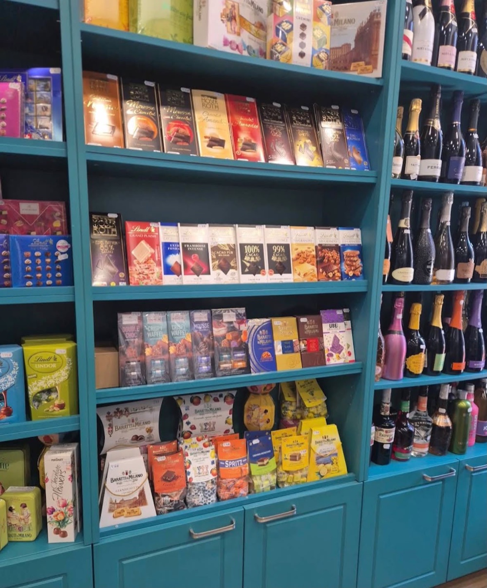 Raft cu dulciuri și băuturi în magazinul Boutique Kastel